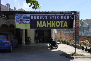 kursus mengemudi mahkota sukajadi